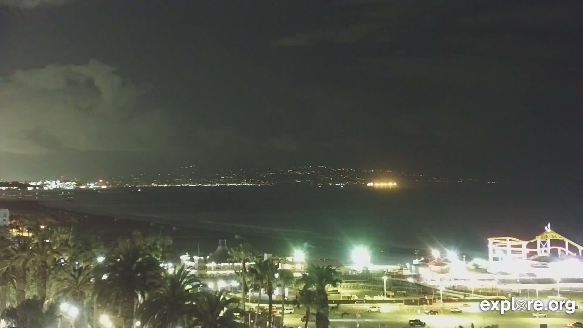 Santa Monica Beach & Pasific Palisades View Live Cam - Santa Monica, Los Angeles, California, USA