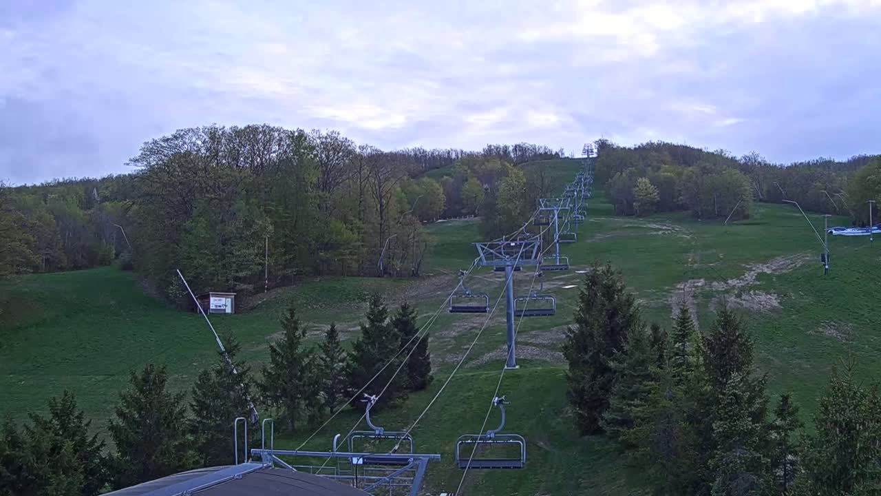 Blue Mountain Orchard Base Ropeway Station / Cascade Putting Course & Ski Slopes Live Cam - Collingwood, Blue Mountains, Simcoe, Ontario, Canada