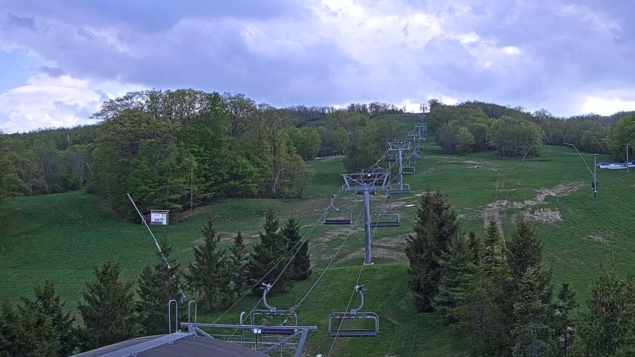 Blue Mountain Orchard Base Ropeway Station / Cascade Putting Course & Ski Slopes Live Cam - Collingwood, Blue Mountains, Simcoe, Ontario, Canada