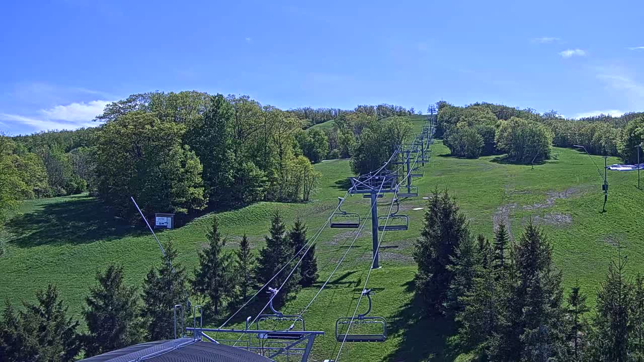 Blue Mountain Orchard Base Ropeway Station / Cascade Putting Course & Ski Slopes Live Cam - Collingwood, Blue Mountains, Simcoe, Ontario, Canada