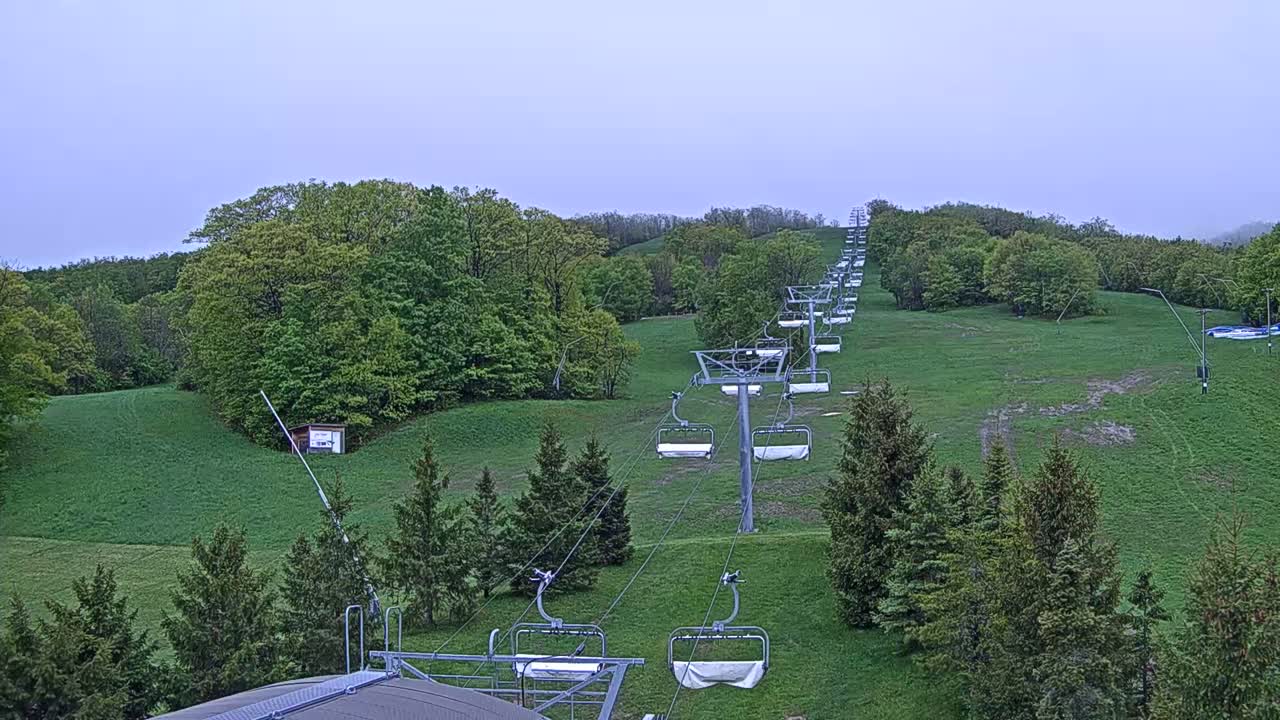 Blue Mountain Orchard Base Ropeway Station / Cascade Putting Course & Ski Slopes Live Cam - Collingwood, Blue Mountains, Simcoe, Ontario, Canada