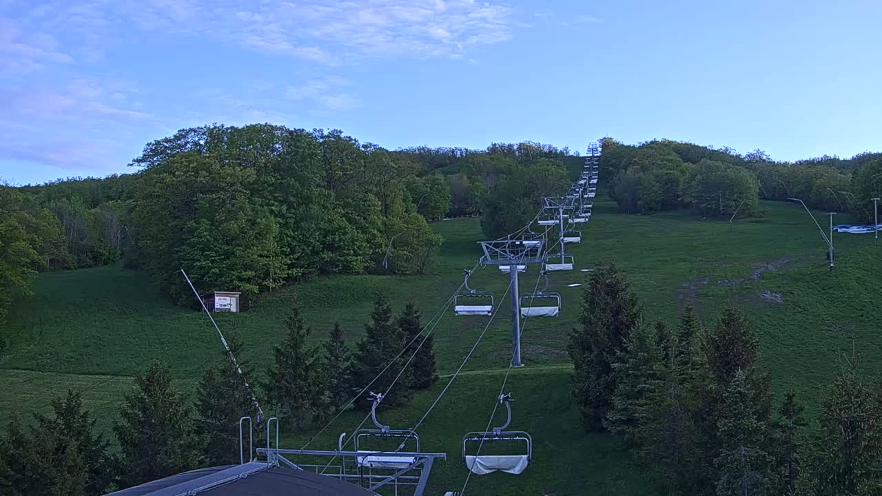 Blue Mountain Orchard Base Ropeway Station / Cascade Putting Course & Ski Slopes Live Cam - Collingwood, Blue Mountains, Simcoe, Ontario, Canada