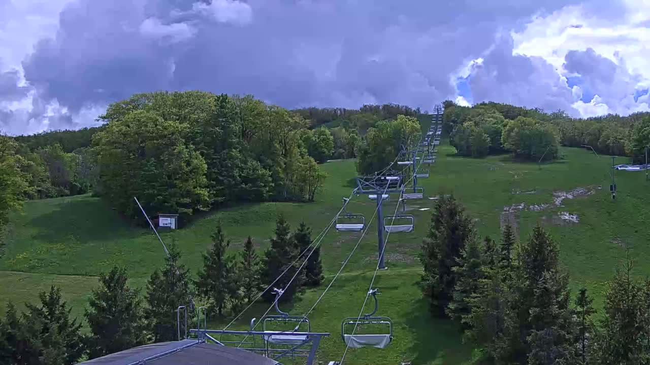 Blue Mountain Orchard Base Ropeway Station / Cascade Putting Course & Ski Slopes Live Cam - Collingwood, Blue Mountains, Simcoe, Ontario, Canada