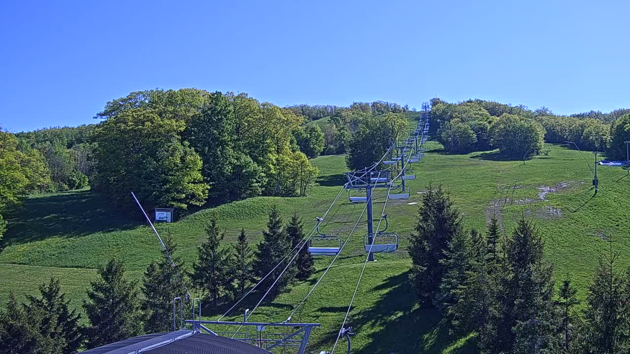 Blue Mountain Orchard Base Ropeway Station / Cascade Putting Course & Ski Slopes Live Cam - Collingwood, Blue Mountains, Simcoe, Ontario, Canada
