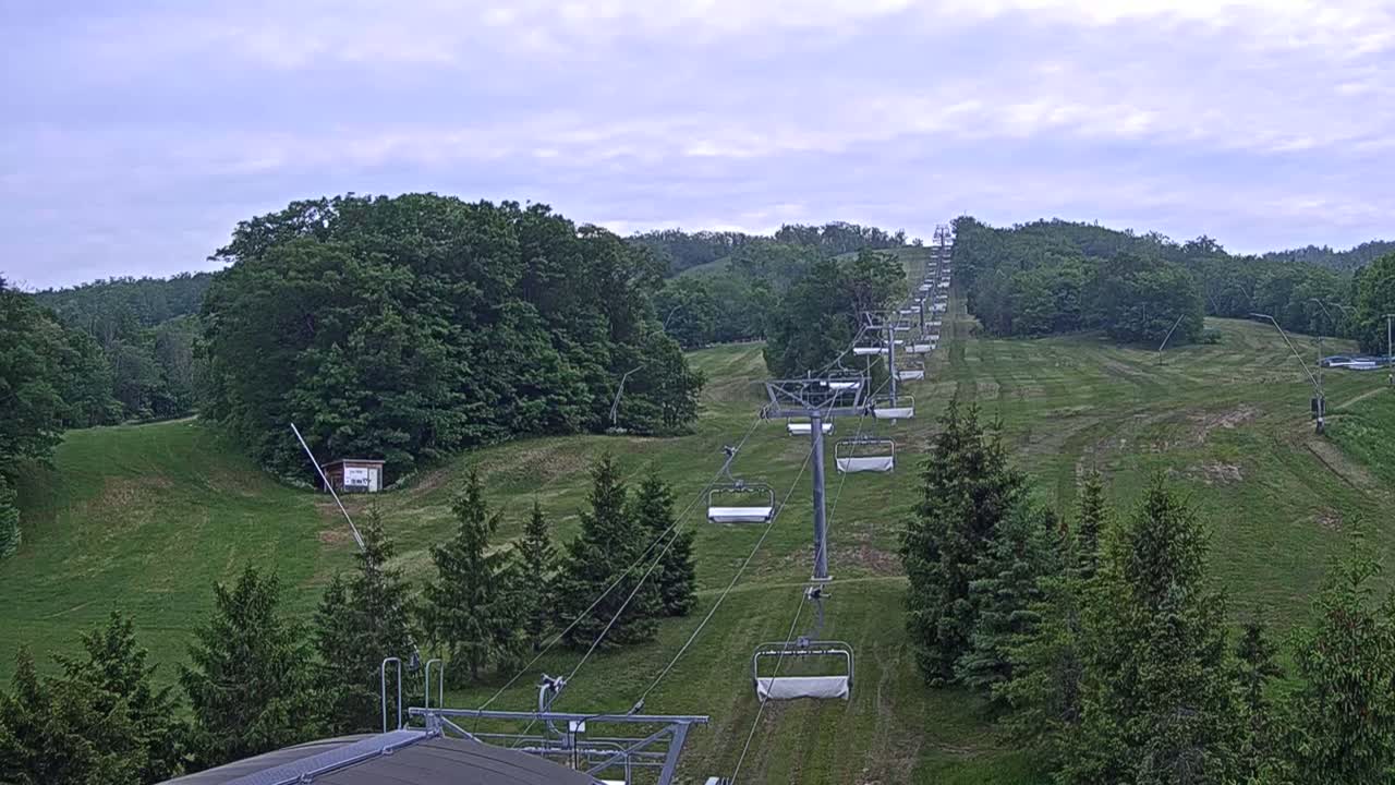 Blue Mountain Orchard Base Ropeway Station / Cascade Putting Course & Ski Slopes Live Cam - Collingwood, Blue Mountains, Simcoe, Ontario, Canada