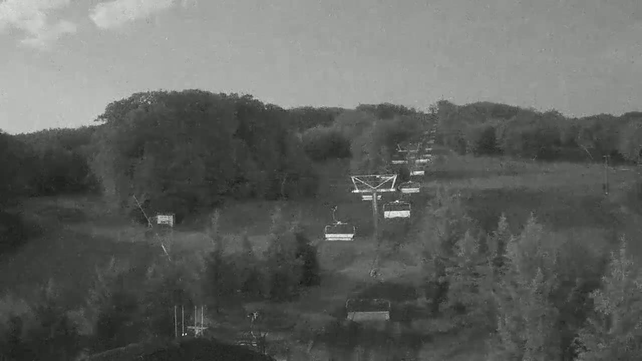 Blue Mountain Orchard Base Ropeway Station / Cascade Putting Course & Ski Slopes Live Cam - Collingwood, Blue Mountains, Simcoe, Ontario, Canada