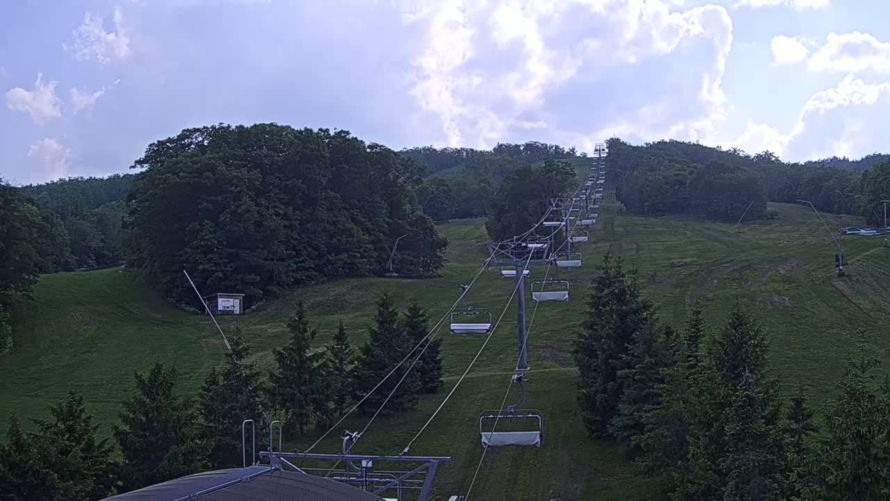 Blue Mountain Orchard Base Ropeway Station / Cascade Putting Course & Ski Slopes Live Cam - Collingwood, Blue Mountains, Simcoe, Ontario, Canada