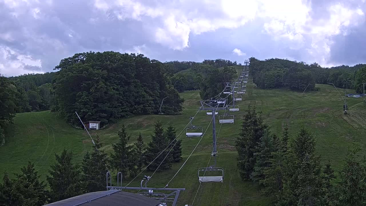 Blue Mountain Orchard Base Ropeway Station / Cascade Putting Course & Ski Slopes Live Cam - Collingwood, Blue Mountains, Simcoe, Ontario, Canada
