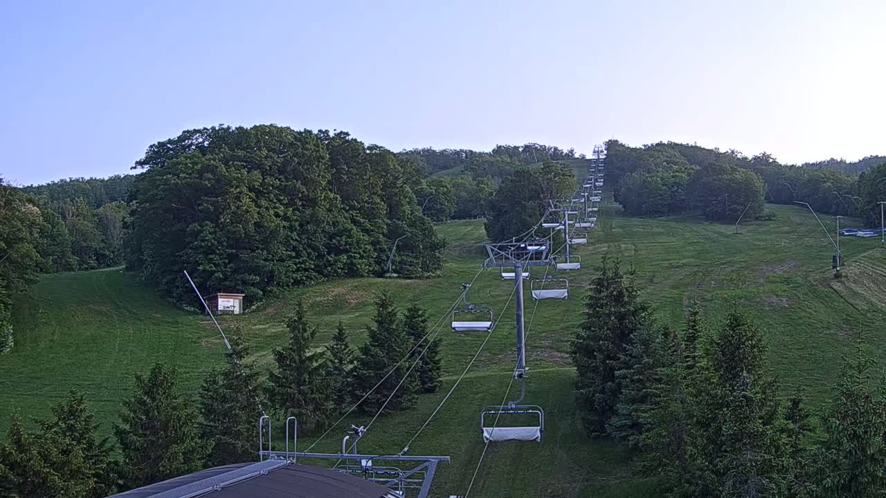 Blue Mountain Orchard Base Ropeway Station / Cascade Putting Course & Ski Slopes Live Cam - Collingwood, Blue Mountains, Simcoe, Ontario, Canada