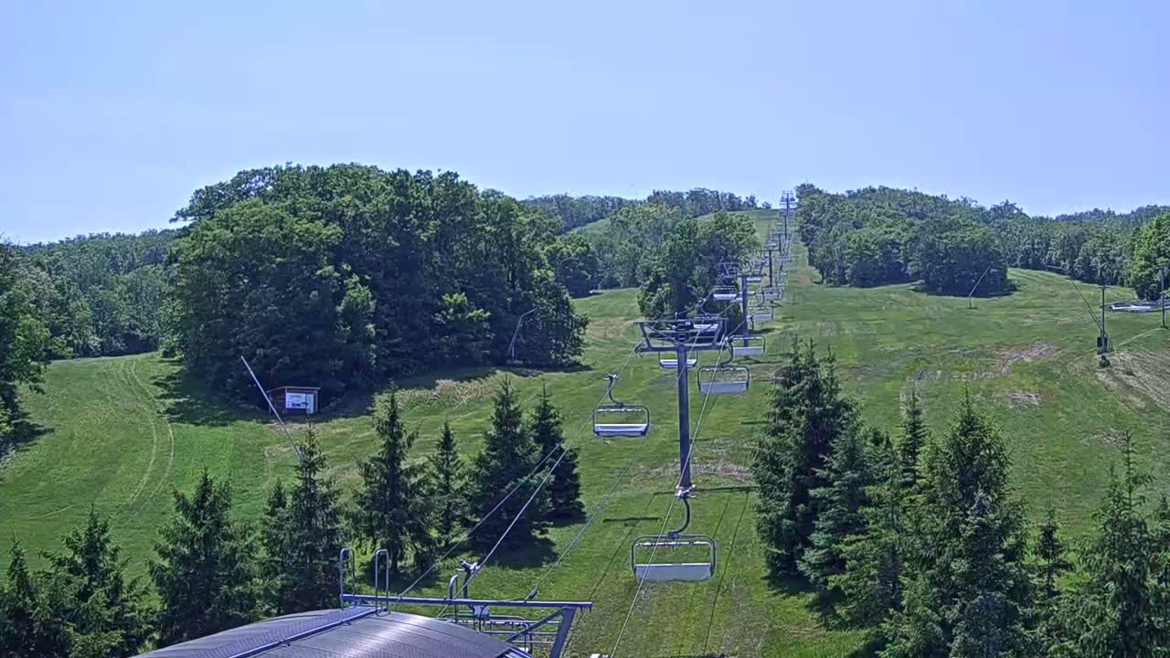 Blue Mountain Orchard Base Ropeway Station / Cascade Putting Course & Ski Slopes Live Cam - Collingwood, Blue Mountains, Simcoe, Ontario, Canada