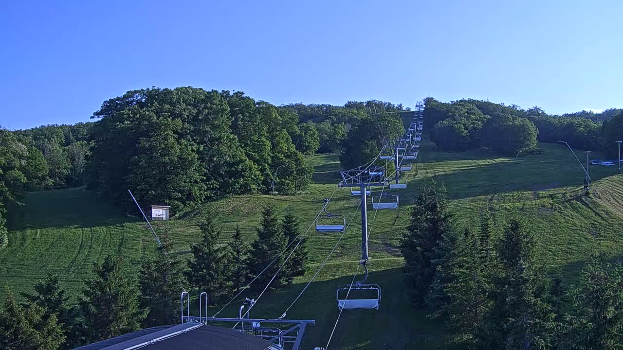 Blue Mountain Orchard Base Ropeway Station / Cascade Putting Course & Ski Slopes Live Cam - Collingwood, Blue Mountains, Simcoe, Ontario, Canada