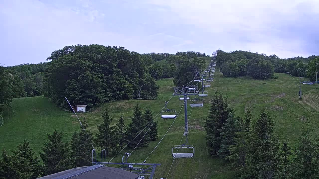 Blue Mountain Orchard Base Ropeway Station / Cascade Putting Course & Ski Slopes Live Cam - Collingwood, Blue Mountains, Simcoe, Ontario, Canada