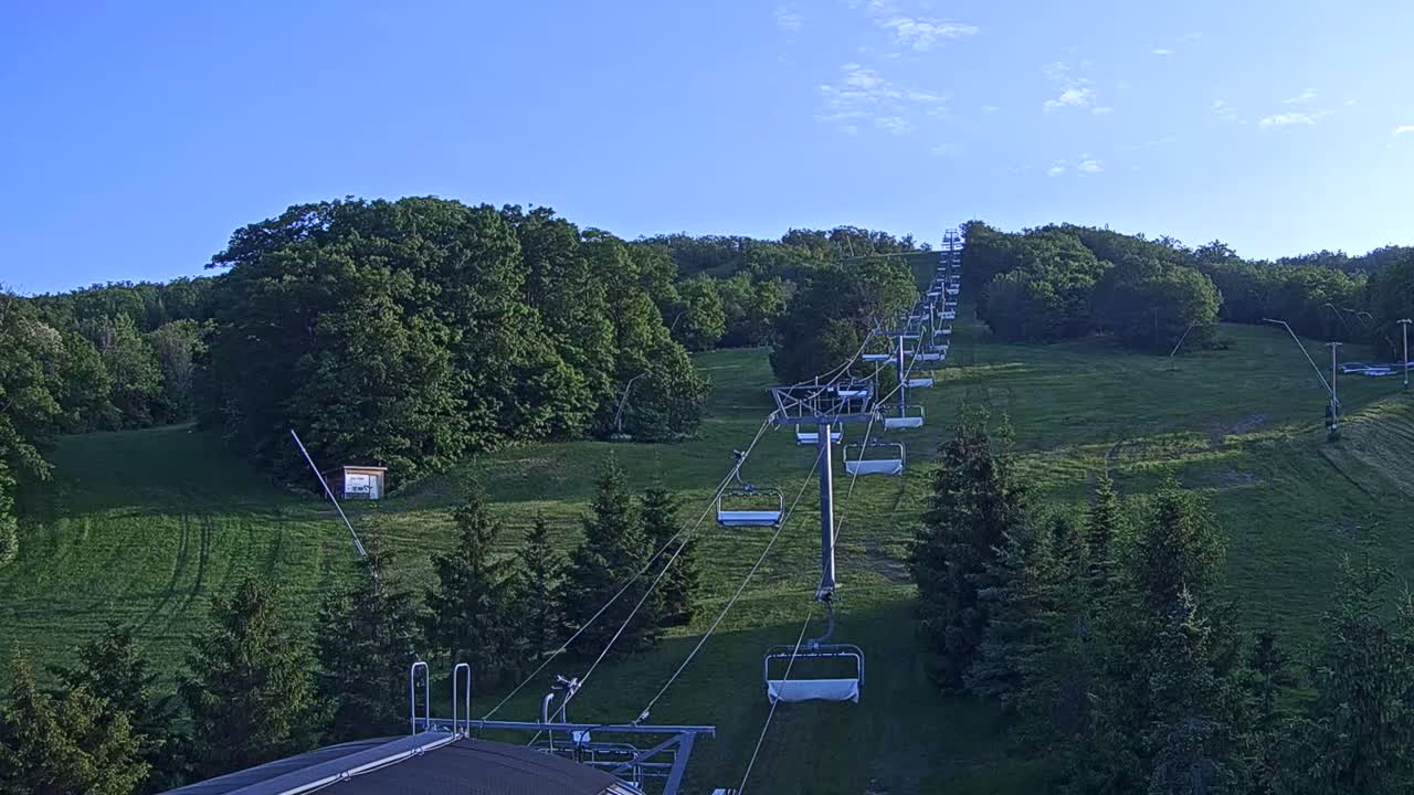 Blue Mountain Orchard Base Ropeway Station / Cascade Putting Course & Ski Slopes Live Cam - Collingwood, Blue Mountains, Simcoe, Ontario, Canada