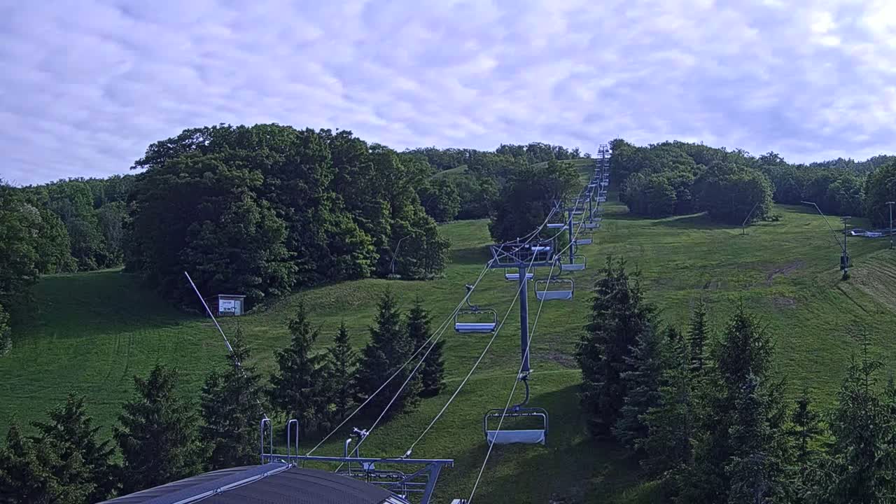 Blue Mountain Orchard Base Ropeway Station / Cascade Putting Course & Ski Slopes Live Cam - Collingwood, Blue Mountains, Simcoe, Ontario, Canada