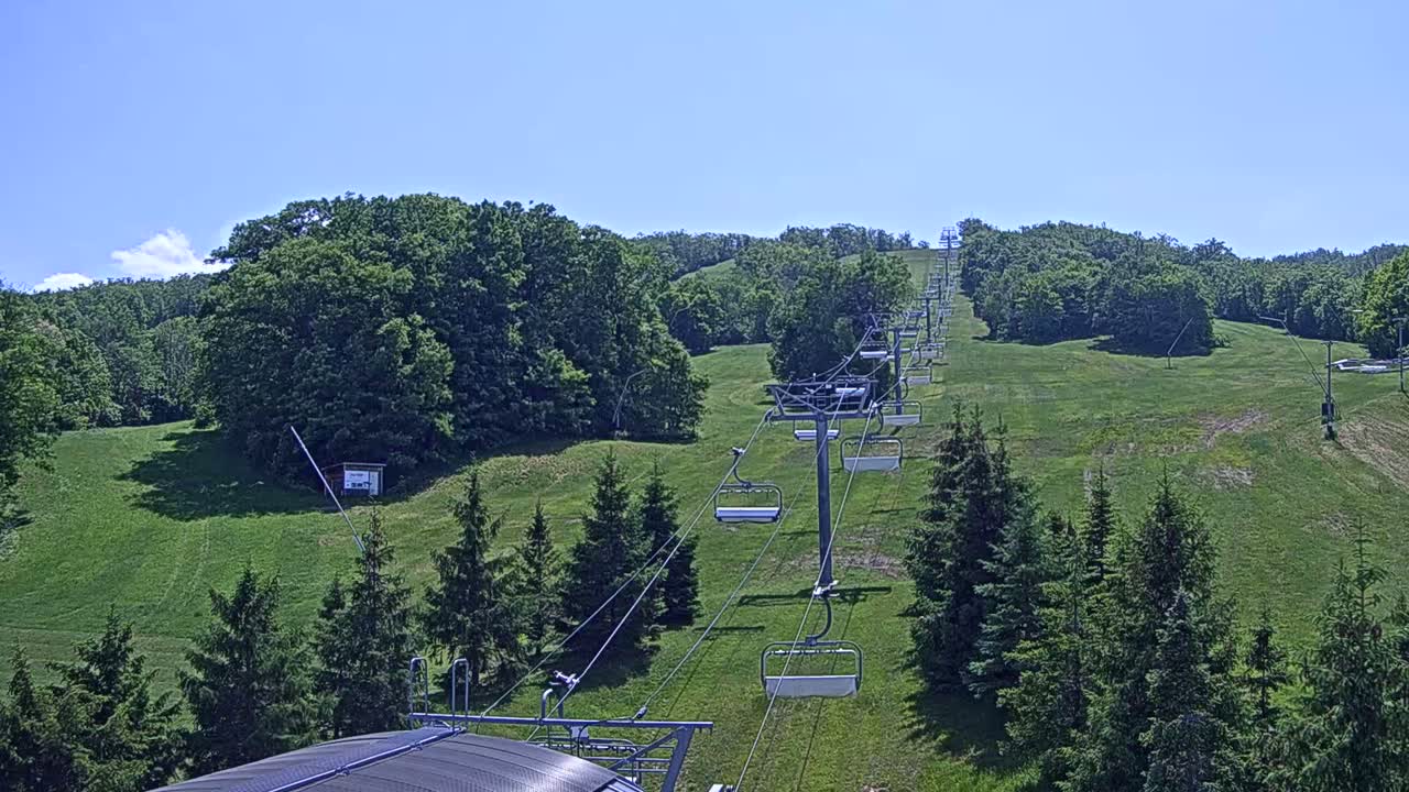 Blue Mountain Orchard Base Ropeway Station / Cascade Putting Course & Ski Slopes Live Cam - Collingwood, Blue Mountains, Simcoe, Ontario, Canada