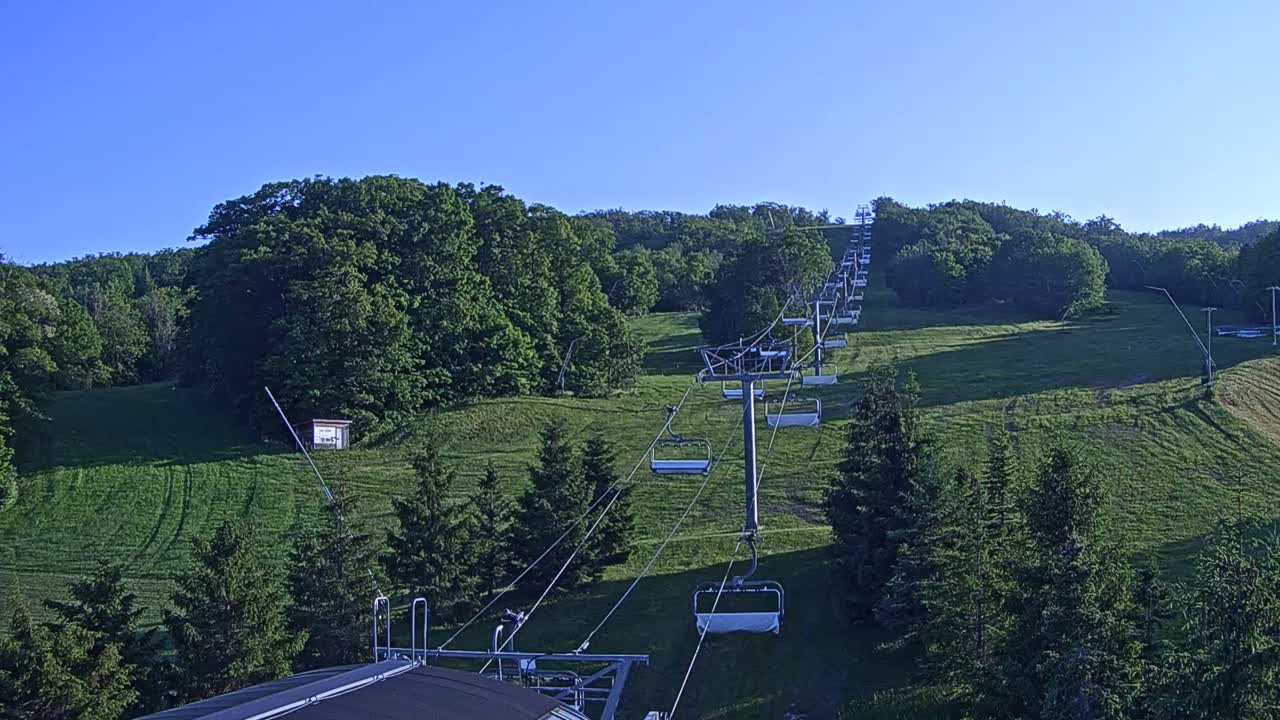 Blue Mountain Orchard Base Ropeway Station / Cascade Putting Course & Ski Slopes Live Cam - Collingwood, Blue Mountains, Simcoe, Ontario, Canada