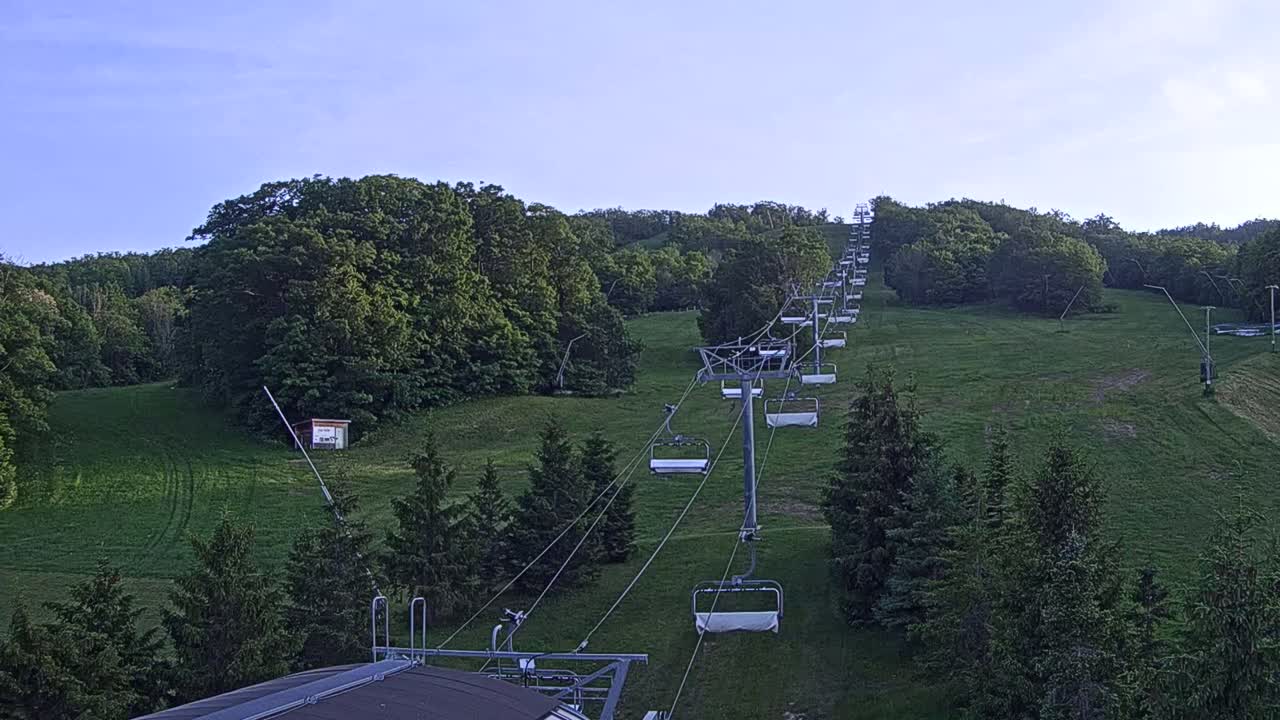 Blue Mountain Orchard Base Ropeway Station / Cascade Putting Course & Ski Slopes Live Cam - Collingwood, Blue Mountains, Simcoe, Ontario, Canada