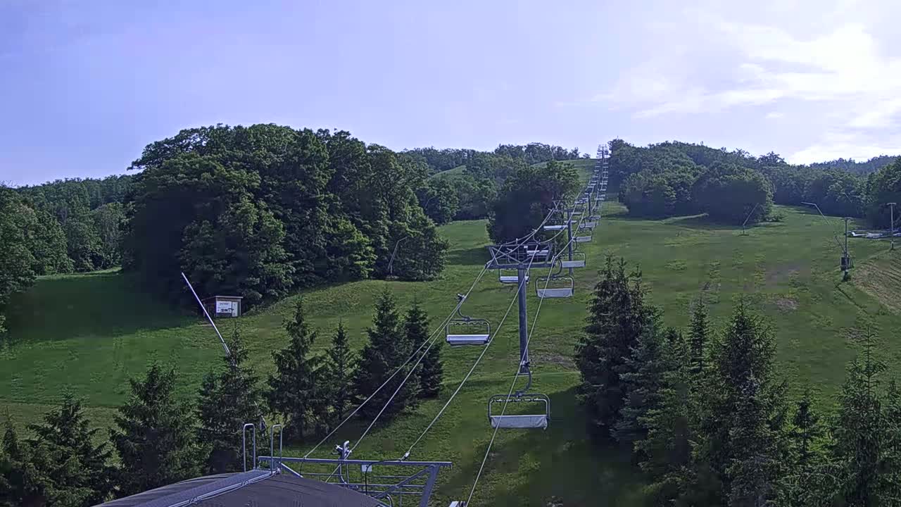 Blue Mountain Orchard Base Ropeway Station / Cascade Putting Course & Ski Slopes Live Cam - Collingwood, Blue Mountains, Simcoe, Ontario, Canada