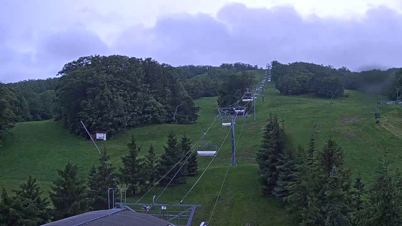 Blue Mountain Orchard Base Ropeway Station / Cascade Putting Course & Ski Slopes Live Cam - Collingwood, Blue Mountains, Simcoe, Ontario, Canada