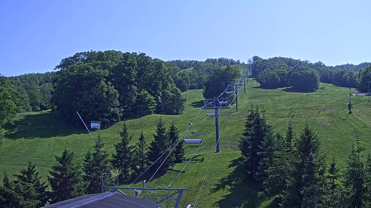 Blue Mountain Orchard Base Ropeway Station / Cascade Putting Course & Ski Slopes Live Cam - Collingwood, Blue Mountains, Simcoe, Ontario, Canada