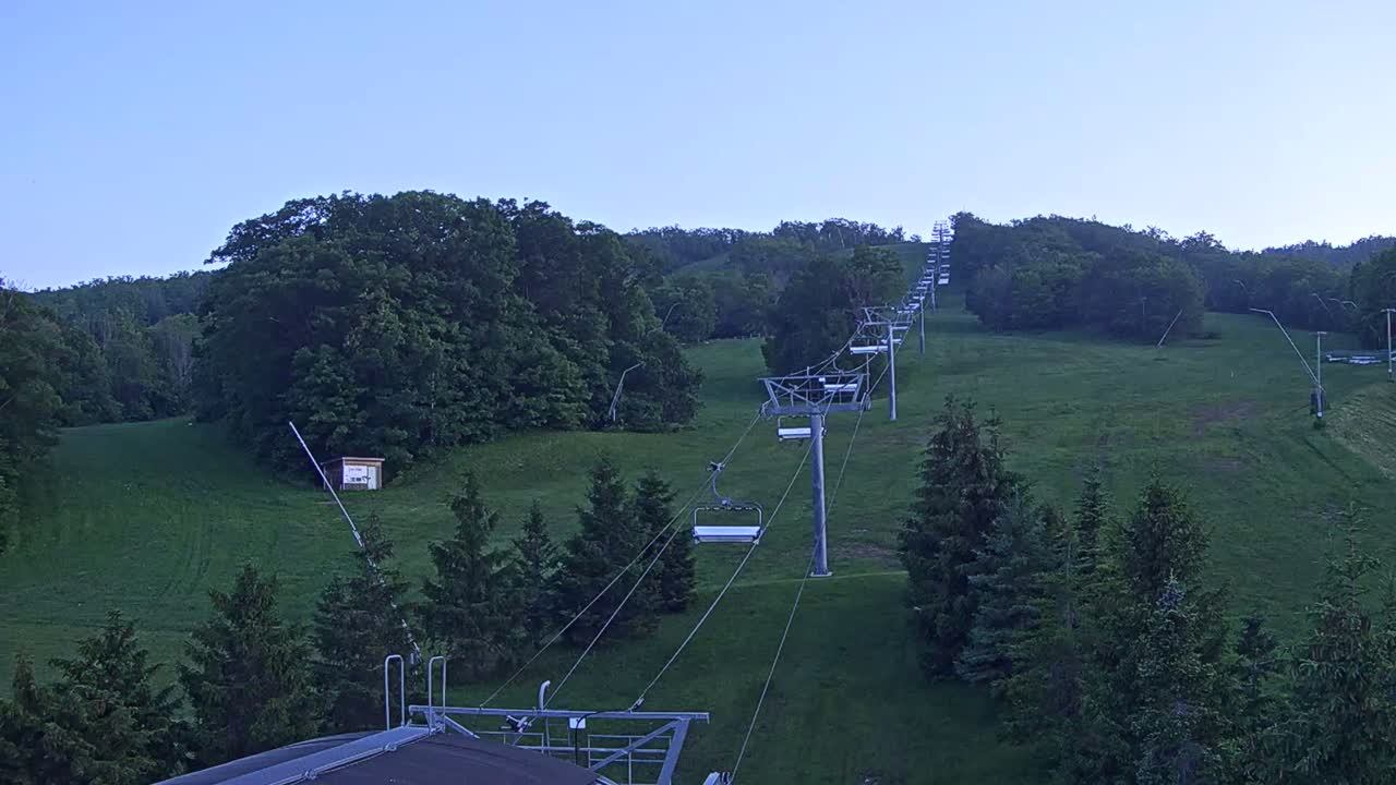 Blue Mountain Orchard Base Ropeway Station / Cascade Putting Course & Ski Slopes Live Cam - Collingwood, Blue Mountains, Simcoe, Ontario, Canada