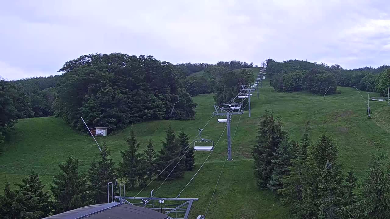 Blue Mountain Orchard Base Ropeway Station / Cascade Putting Course & Ski Slopes Live Cam - Collingwood, Blue Mountains, Simcoe, Ontario, Canada