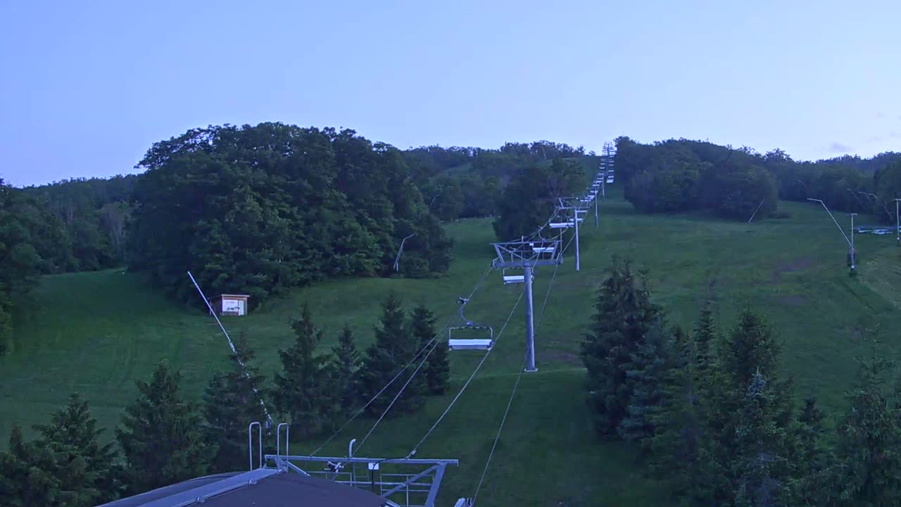 Blue Mountain Orchard Base Ropeway Station / Cascade Putting Course & Ski Slopes Live Cam - Collingwood, Blue Mountains, Simcoe, Ontario, Canada