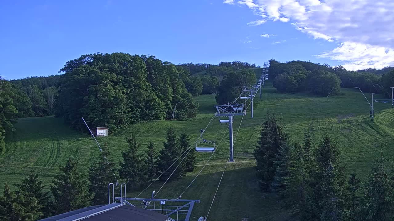 Blue Mountain Orchard Base Ropeway Station / Cascade Putting Course & Ski Slopes Live Cam - Collingwood, Blue Mountains, Simcoe, Ontario, Canada