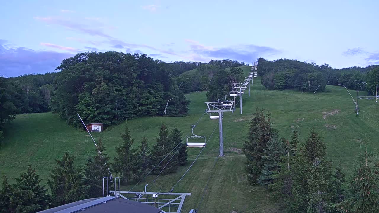 Blue Mountain Orchard Base Ropeway Station / Cascade Putting Course & Ski Slopes Live Cam - Collingwood, Blue Mountains, Simcoe, Ontario, Canada