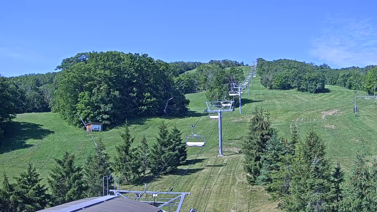 Blue Mountain Orchard Base Ropeway Station / Cascade Putting Course & Ski Slopes Live Cam - Collingwood, Blue Mountains, Simcoe, Ontario, Canada
