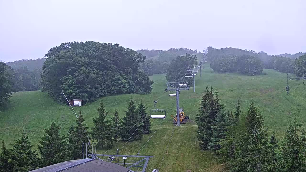 Blue Mountain Orchard Base Ropeway Station / Cascade Putting Course & Ski Slopes Live Cam - Collingwood, Blue Mountains, Simcoe, Ontario, Canada