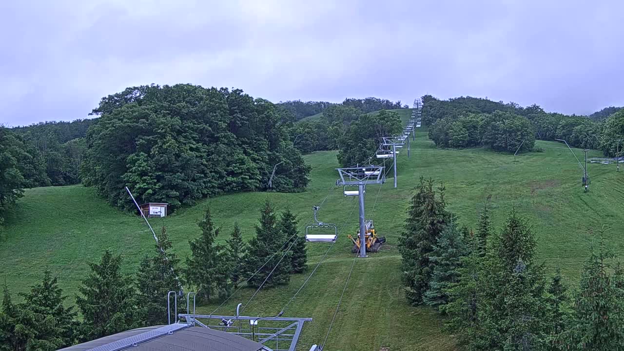 Blue Mountain Orchard Base Ropeway Station / Cascade Putting Course & Ski Slopes Live Cam - Collingwood, Blue Mountains, Simcoe, Ontario, Canada