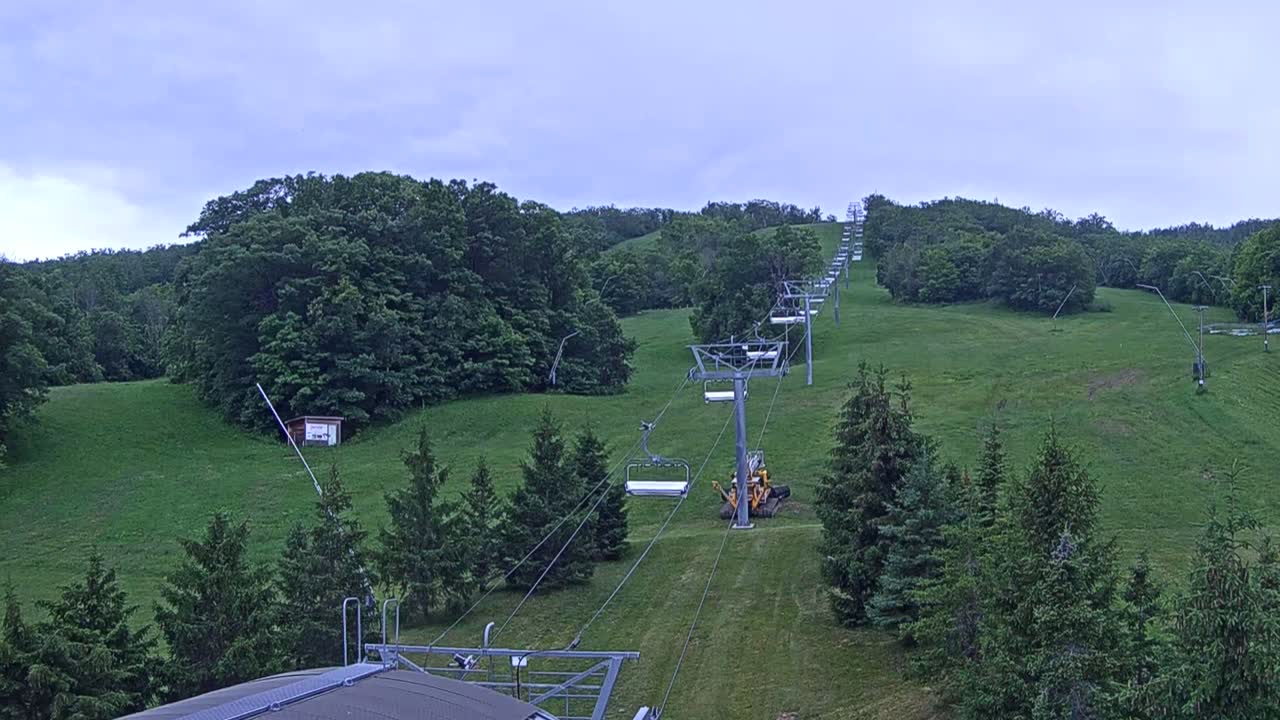 Blue Mountain Orchard Base Ropeway Station / Cascade Putting Course & Ski Slopes Live Cam - Collingwood, Blue Mountains, Simcoe, Ontario, Canada