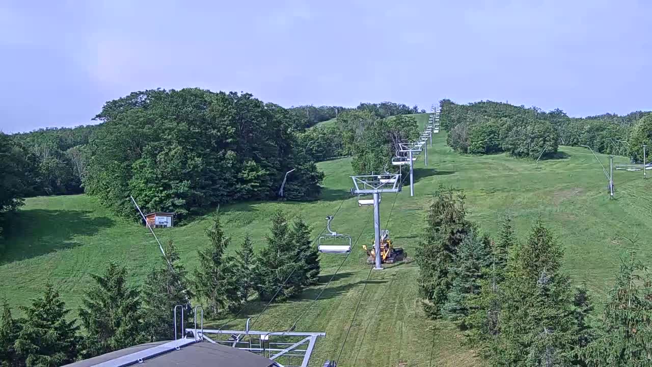 Blue Mountain Orchard Base Ropeway Station / Cascade Putting Course & Ski Slopes Live Cam - Collingwood, Blue Mountains, Simcoe, Ontario, Canada
