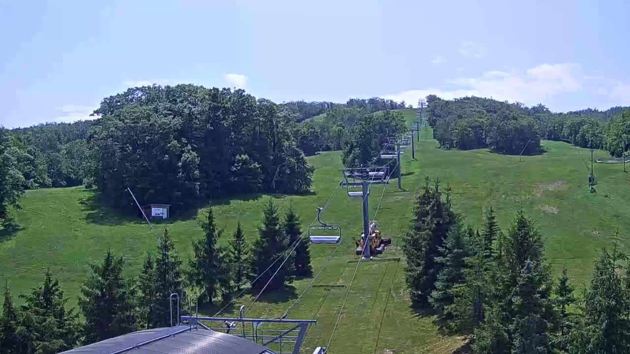 Blue Mountain Orchard Base Ropeway Station / Cascade Putting Course & Ski Slopes Live Cam - Collingwood, Blue Mountains, Simcoe, Ontario, Canada