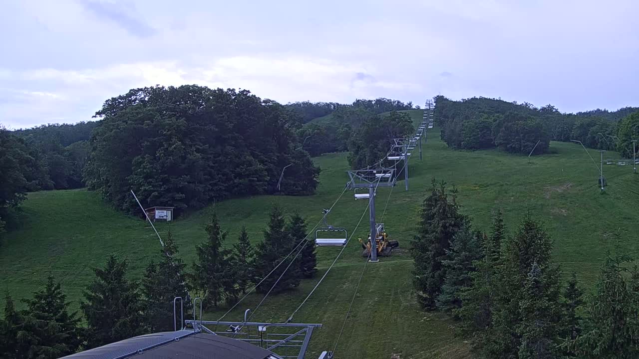 Blue Mountain Orchard Base Ropeway Station / Cascade Putting Course & Ski Slopes Live Cam - Collingwood, Blue Mountains, Simcoe, Ontario, Canada