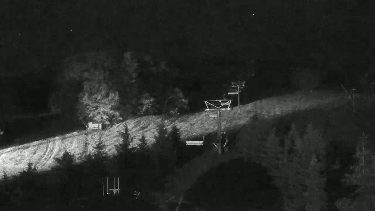 Blue Mountain Orchard Base Ropeway Station / Cascade Putting Course & Ski Slopes Live Cam - Collingwood, Blue Mountains, Simcoe, Ontario, Canada
