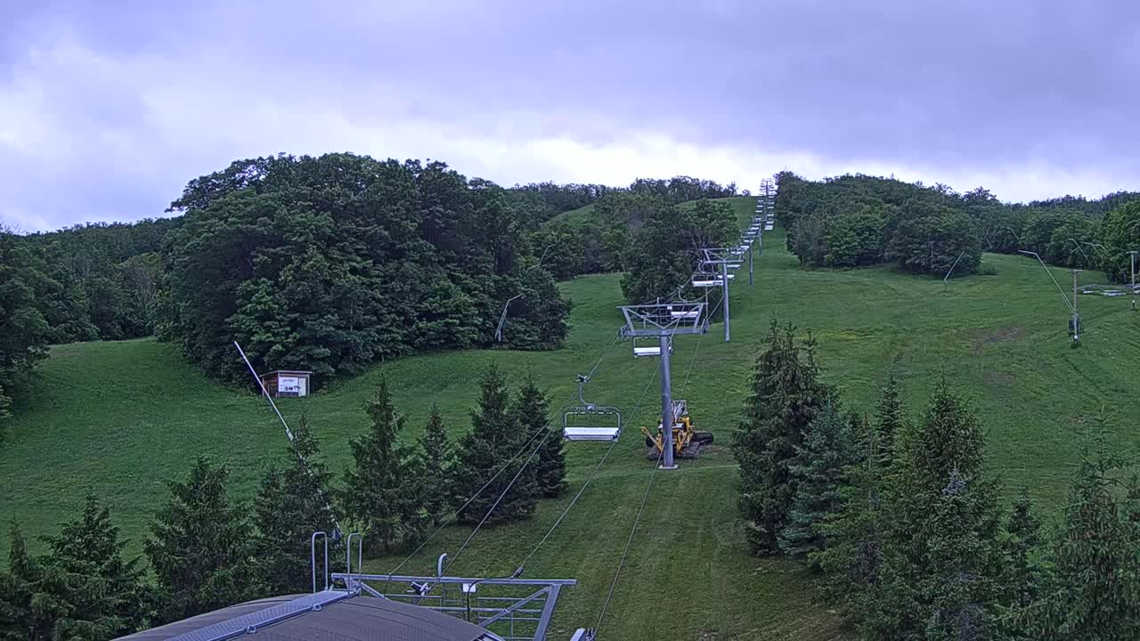 Blue Mountain Orchard Base Ropeway Station / Cascade Putting Course & Ski Slopes Live Cam - Collingwood, Blue Mountains, Simcoe, Ontario, Canada