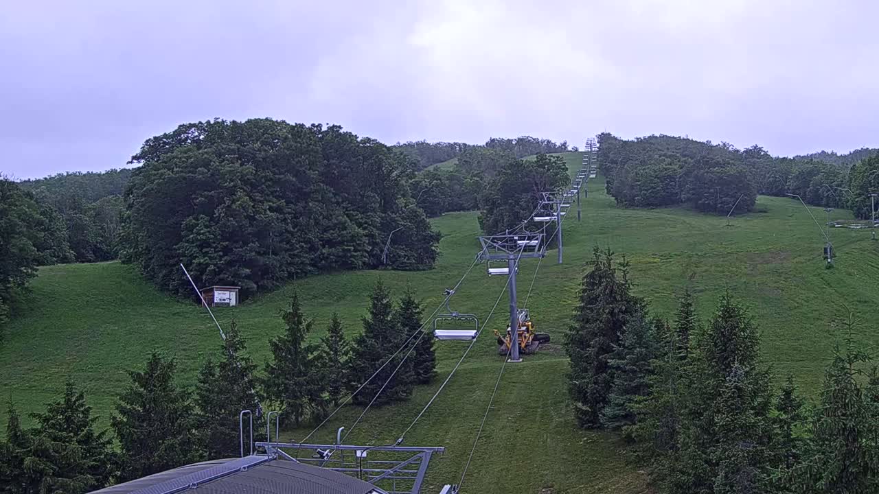 Blue Mountain Orchard Base Ropeway Station / Cascade Putting Course & Ski Slopes Live Cam - Collingwood, Blue Mountains, Simcoe, Ontario, Canada
