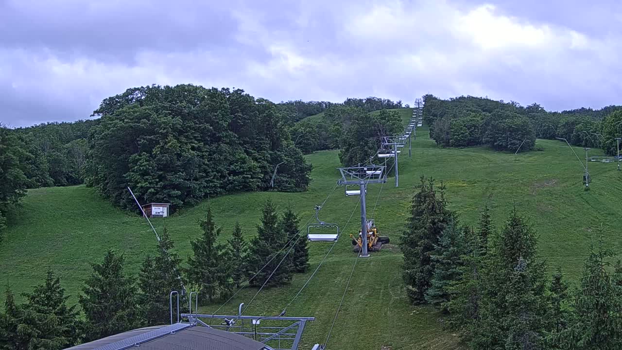 Blue Mountain Orchard Base Ropeway Station / Cascade Putting Course & Ski Slopes Live Cam - Collingwood, Blue Mountains, Simcoe, Ontario, Canada