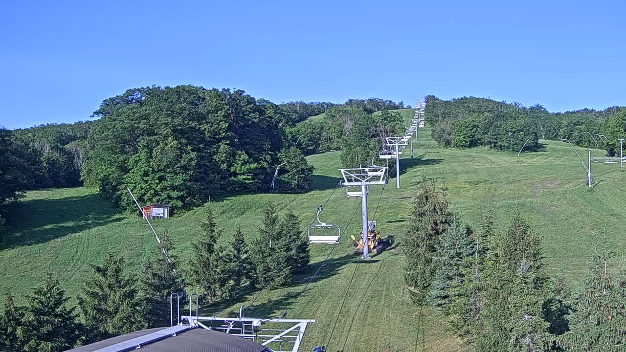 Blue Mountain Orchard Base Ropeway Station / Cascade Putting Course & Ski Slopes Live Cam - Collingwood, Blue Mountains, Simcoe, Ontario, Canada