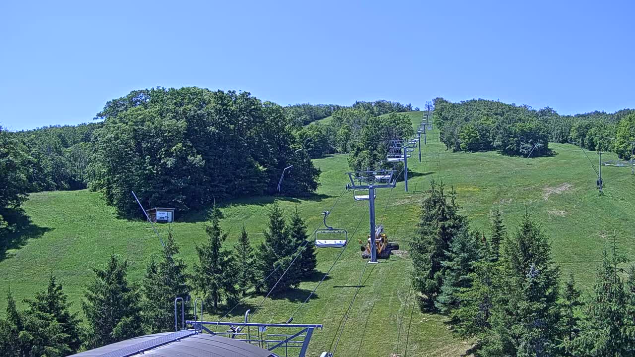 Blue Mountain Orchard Base Ropeway Station / Cascade Putting Course & Ski Slopes Live Cam - Collingwood, Blue Mountains, Simcoe, Ontario, Canada