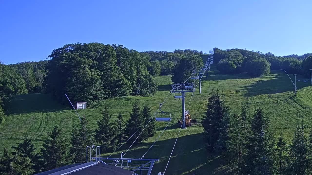 Blue Mountain Orchard Base Ropeway Station / Cascade Putting Course & Ski Slopes Live Cam - Collingwood, Blue Mountains, Simcoe, Ontario, Canada