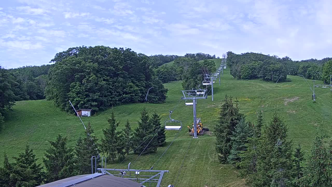 Blue Mountain Orchard Base Ropeway Station / Cascade Putting Course & Ski Slopes Live Cam - Collingwood, Blue Mountains, Simcoe, Ontario, Canada