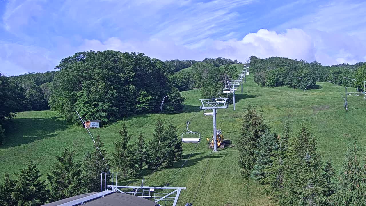 Blue Mountain Orchard Base Ropeway Station / Cascade Putting Course & Ski Slopes Live Cam - Collingwood, Blue Mountains, Simcoe, Ontario, Canada