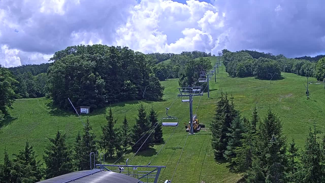 Blue Mountain Orchard Base Ropeway Station / Cascade Putting Course & Ski Slopes Live Cam - Collingwood, Blue Mountains, Simcoe, Ontario, Canada