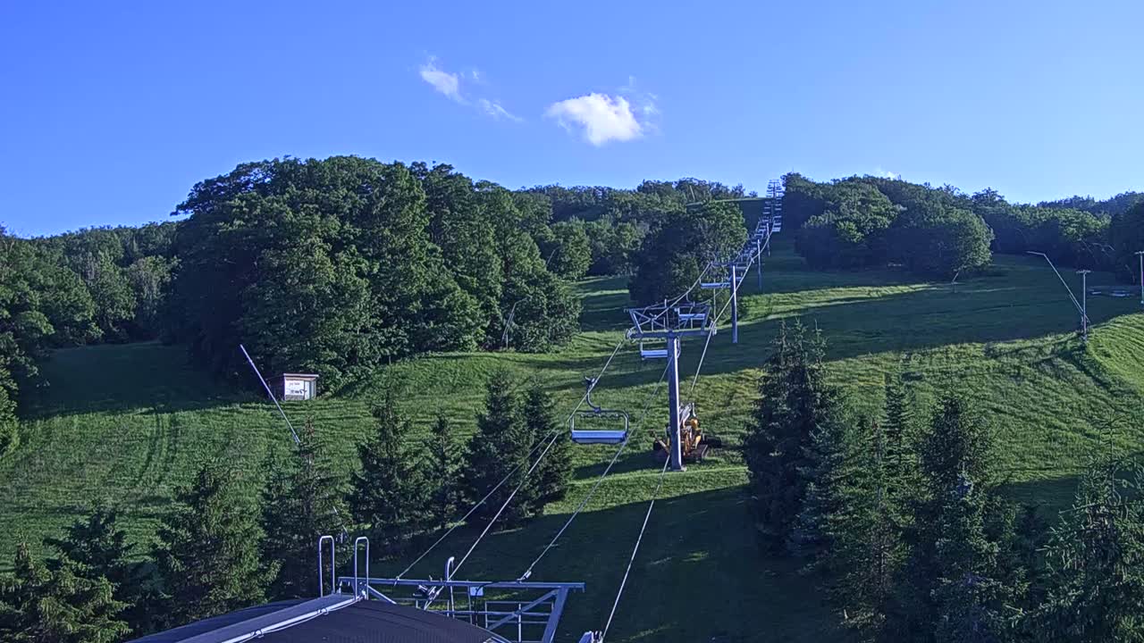 Blue Mountain Orchard Base Ropeway Station / Cascade Putting Course & Ski Slopes Live Cam - Collingwood, Blue Mountains, Simcoe, Ontario, Canada