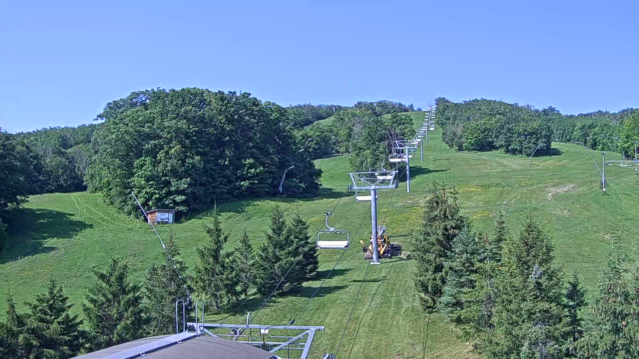 Blue Mountain Orchard Base Ropeway Station / Cascade Putting Course & Ski Slopes Live Cam - Collingwood, Blue Mountains, Simcoe, Ontario, Canada