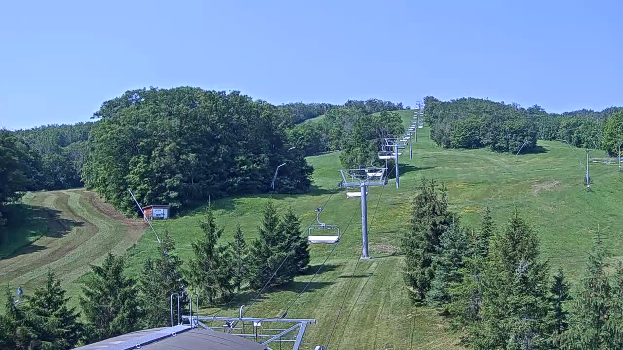 Blue Mountain Orchard Base Ropeway Station / Cascade Putting Course & Ski Slopes Live Cam - Collingwood, Blue Mountains, Simcoe, Ontario, Canada