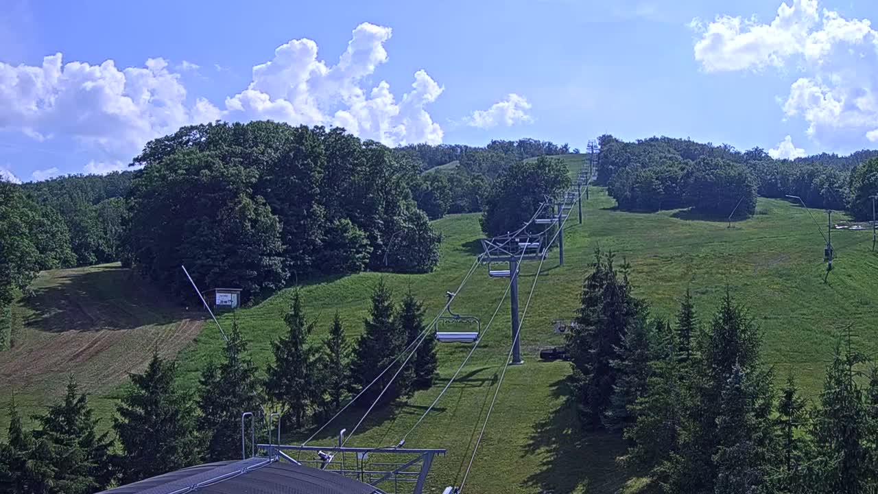 Blue Mountain Orchard Base Ropeway Station / Cascade Putting Course & Ski Slopes Live Cam - Collingwood, Blue Mountains, Simcoe, Ontario, Canada